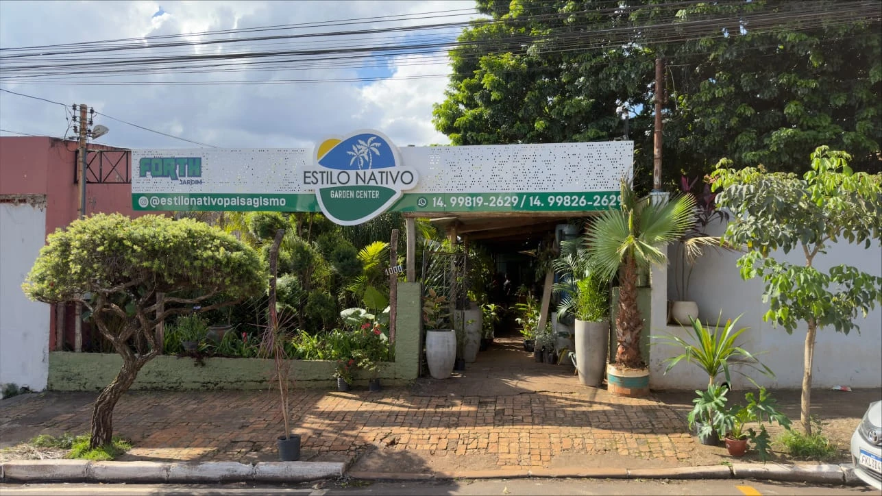 Fachada da loja Estilo Nativo Garden Center, com plantas e vasos na entrada